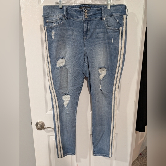 Torrid Side Stripe Jegging - Premium Stretch Light Wash in Size 22R (Regular) - Picture 2 of 16